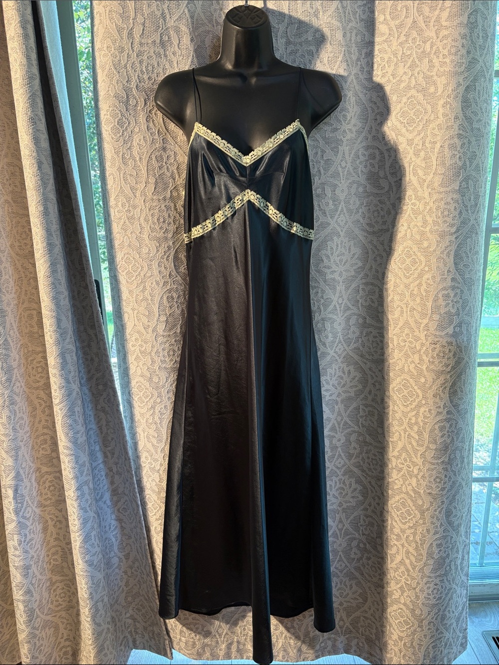 Vera Wang medium deep green neglige with Cream Lace Trim